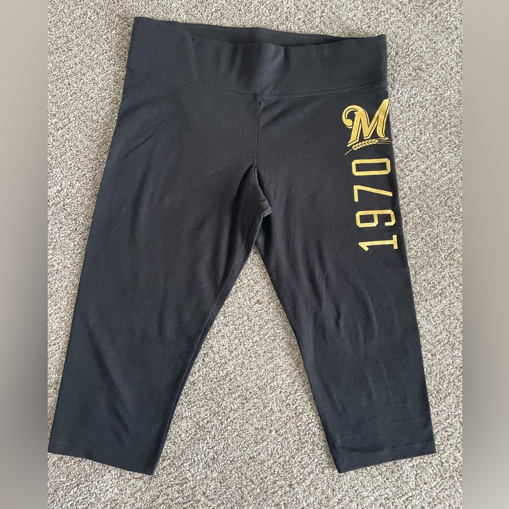 Victoria’s Secret Pink Brewers capri leggings
